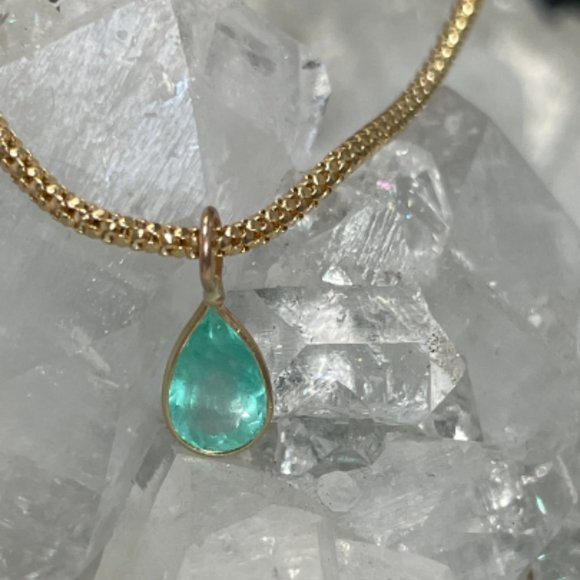 Shimmering! 1CT Natural Colombian Emerald 14K Yellow Gold Pendant OOAK 14x6mm - Picture 1 of 6